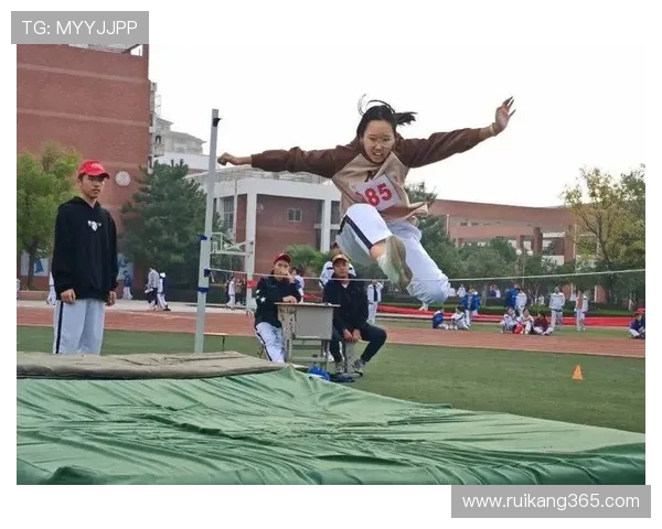 激情燃烧赛场奋力拼搏展风采凝聚力量共谱体育精彩篇章