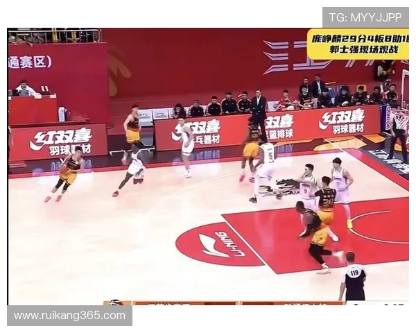 中国男篮新疆队与江苏队激战正酣谁能在这场对决中笑到最后